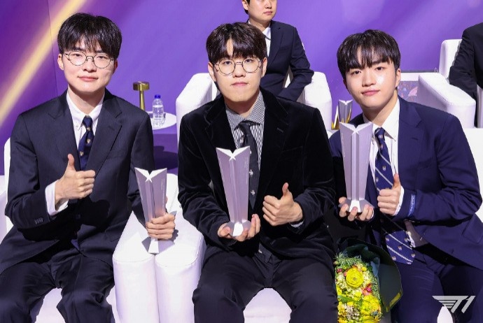 T1官方更新社媒动态 晒LCK Awards现场返图